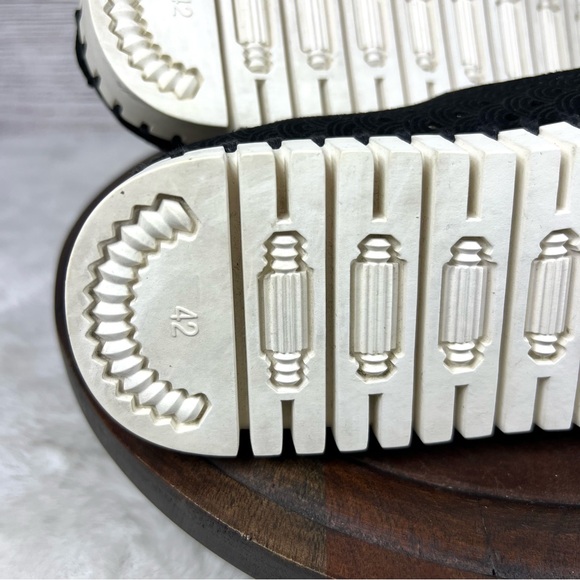 Ilse Jacobson Tulip Laser Cut Mule Black &White
Women's Sneakers Size EU 42 - Picture 11 of 11